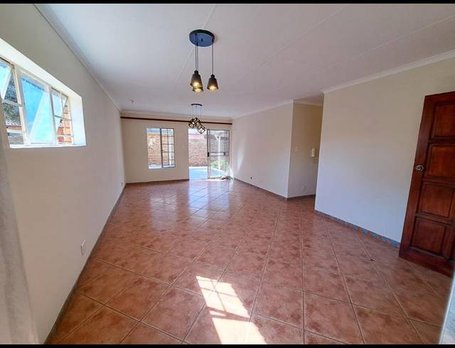 3 BEDROOM TOWNHOUSE FOR SALE IN ROOIHUISKRAAL NORTH